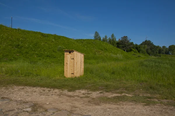 Деревянная кабинка туалета — стоковое фото