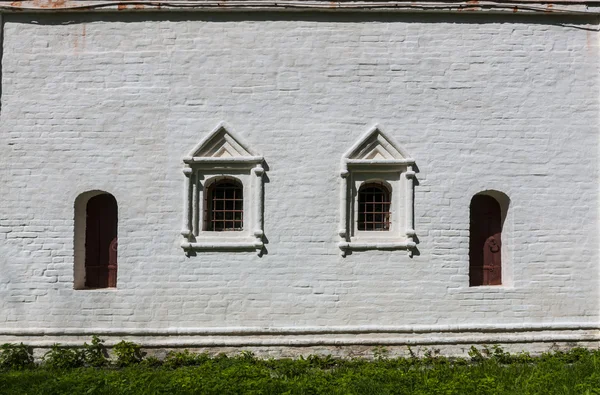Vieille porte et fenêtre dans le mur de briques — Photo