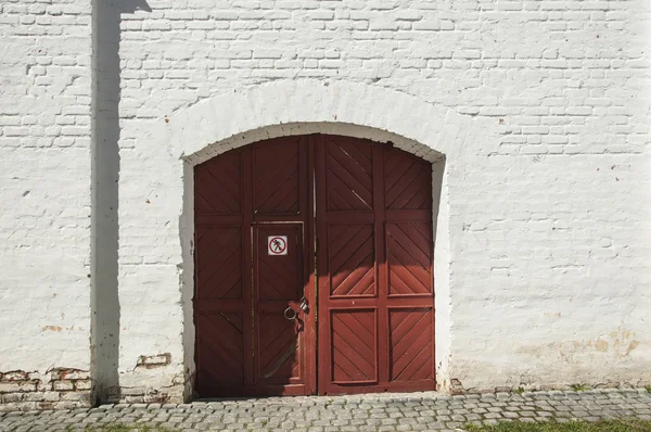 Staré dveře v cihlové zdi — Stock fotografie