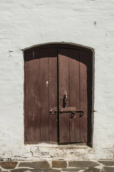 Staré dveře v cihlové zdi — Stock fotografie