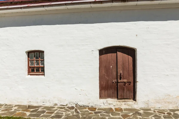 Staré dveře a okno v cihlové zdi — Stock fotografie