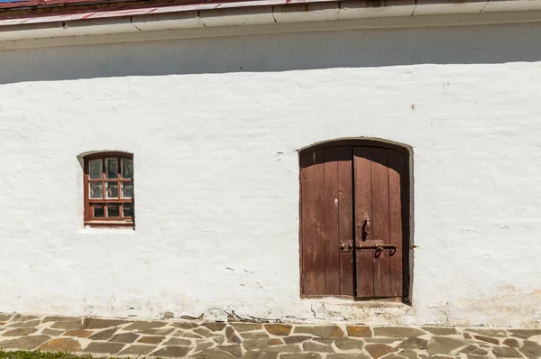 Puerta vieja y ventana en la pared de ladrillo — Foto de Stock