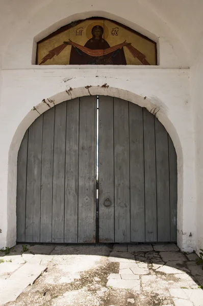 Старые ворота с иконкой ворот — стоковое фото