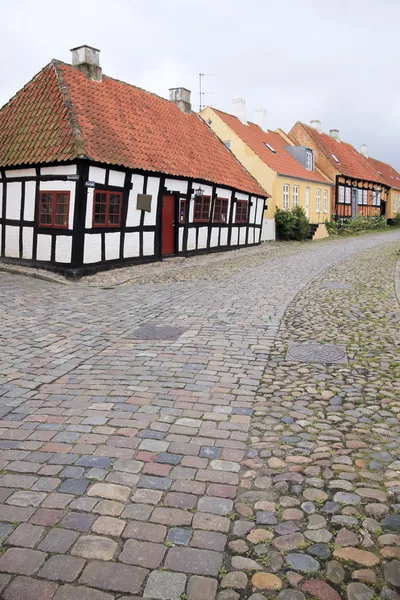 鹅卵石铺就的街道 ebeltoft 村 denamrk — 图库照片