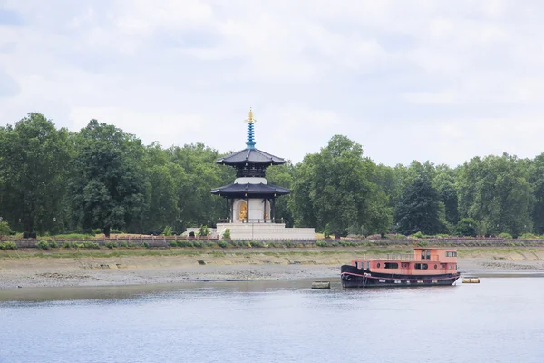 Chelsea peace pagoda river thames london — Stock Photo, Image