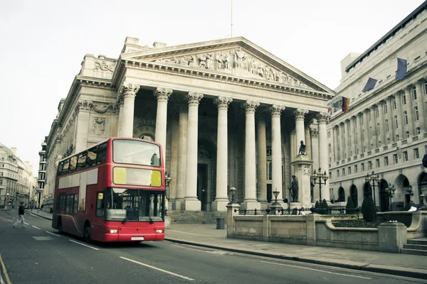 Архитектура красного лондонского автобуса — стоковое фото