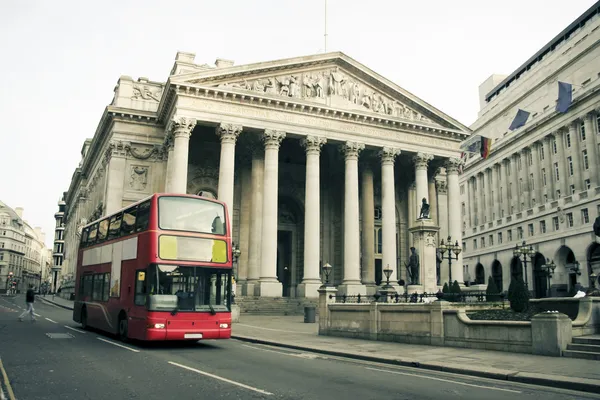 Κόκκινο Λονδίνο λεωφορείο αρχιτεκτονική πόλη UK Royalty Free Φωτογραφίες Αρχείου