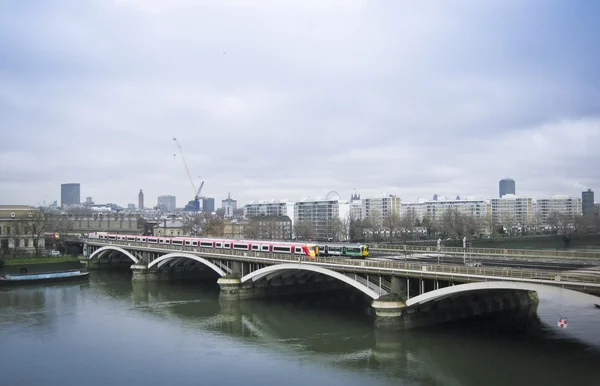 Treinen overschrijding van de thames rivier battersea Londen — Stockfoto