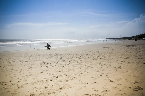 Coppia a piedi kuta spiaggia bali — Foto Stock