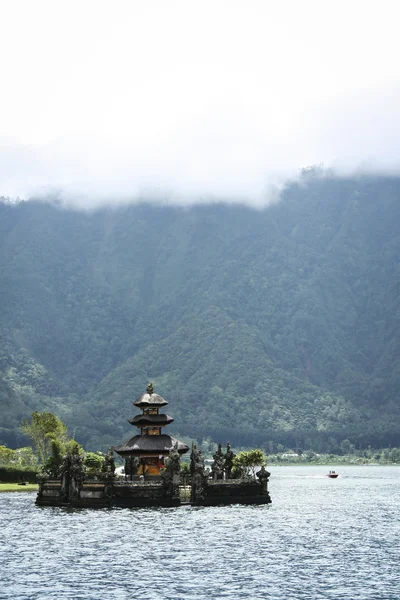 Temple volcano carter lake bali — Stock Photo, Image