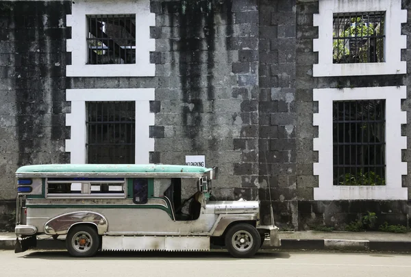 Vintage jeepney intramuros, manila Fülöp-szigetek — Stock Fotó