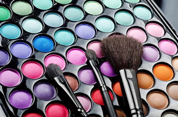 Çok renkli makyaj fırçaları ile — Stok fotoğraf