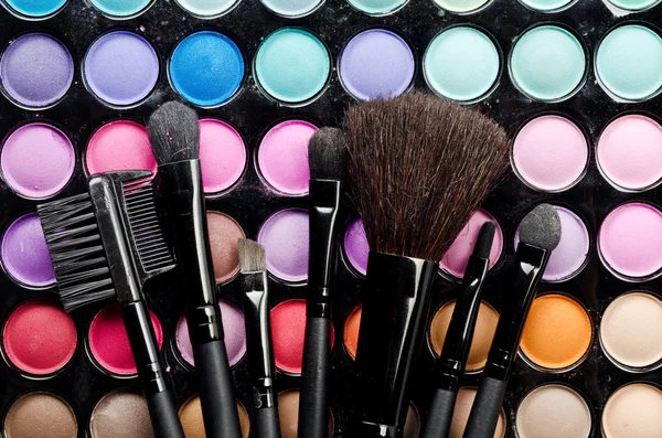 Çok renkli makyaj ve fırçalar — Stok fotoğraf