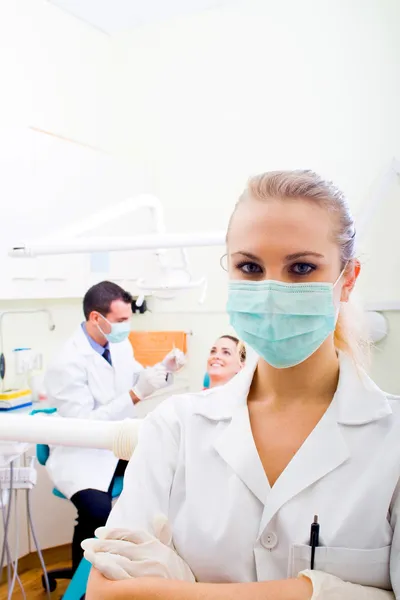 女性歯科医や歯科助手 — ストック写真