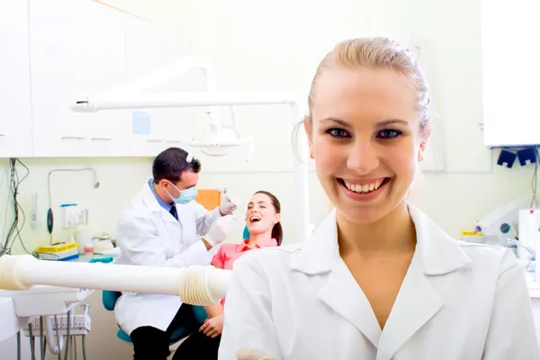 Vriendelijke vrouwelijke tandarts — Stockfoto
