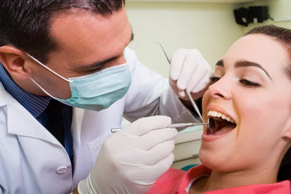 Paciente jovem visitando dentista para check-up — Fotografia de Stock