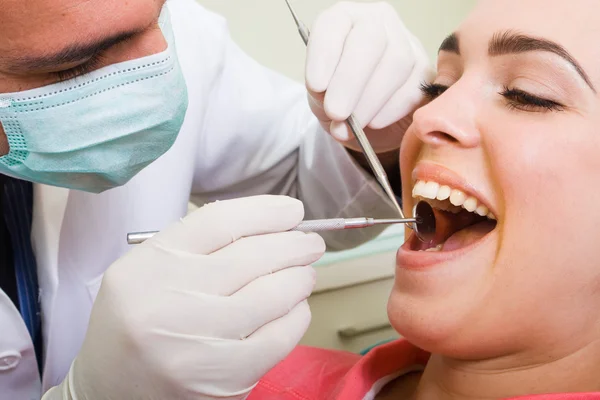 Обследование зубов — стоковое фото