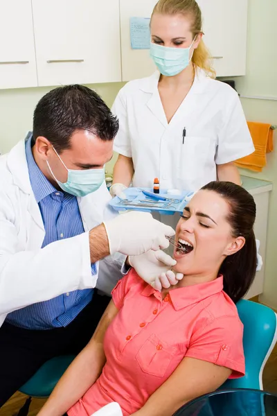 Pijnlijke tandheelkundige injectie — Stockfoto