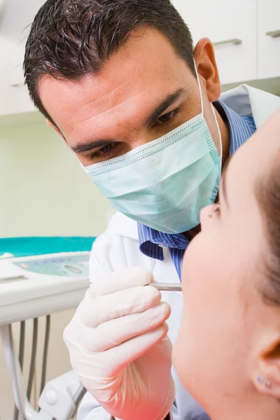 Οδοντίατρος εργάζεται στα δόντια του ασθενούς — Φωτογραφία Αρχείου