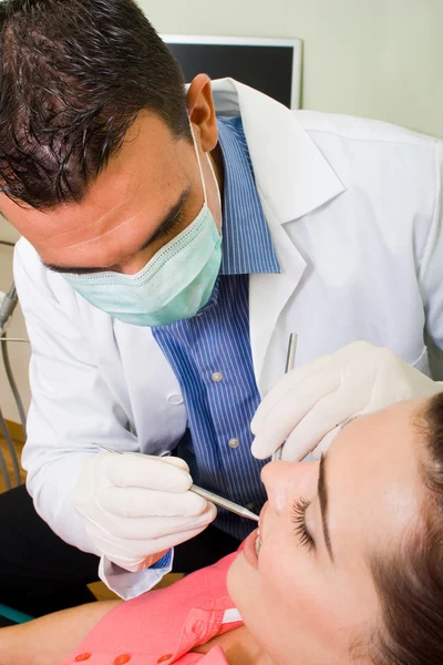 Dentista sul lavoro — Foto Stock