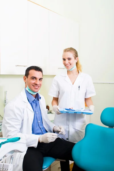 Стоматолог и ассистент — стоковое фото