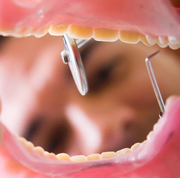 歯科医は患者の口に取り組んで — ストック写真
