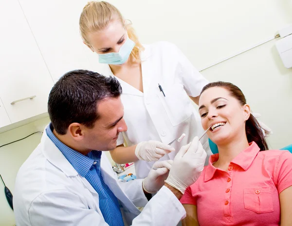 Pacient návštěvou zubaře pro dentální prohlidka歯科健診のため患者訪問歯科医 — ストック写真