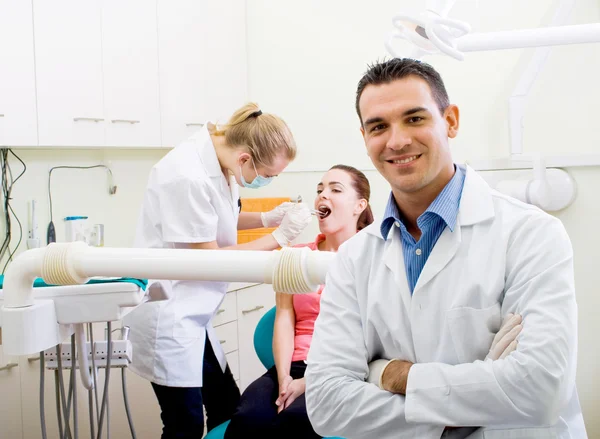 Przyjazny dentysta męski — Zdjęcie stockowe