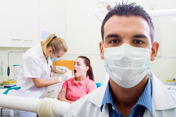 Dentysta w biurze — Zdjęcie stockowe