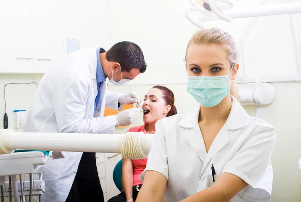 Assistente de dentista — Fotografia de Stock