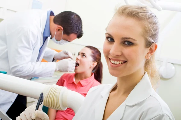 Счастливый улыбающийся стоматолог — стоковое фото