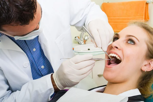 Молодая красивая женщина для стоматологического осмотра — стоковое фото
