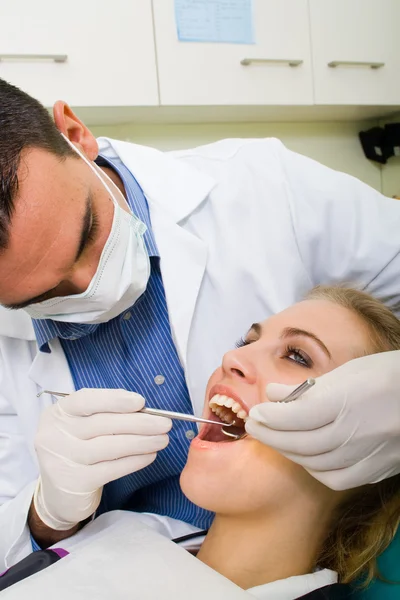 Dentista haciendo operación dental — Foto de Stock