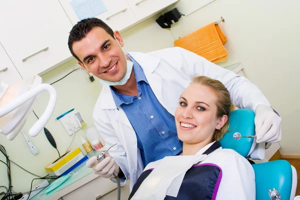 Счастливый дантист и пациент в кабинете стоматолога — стоковое фото