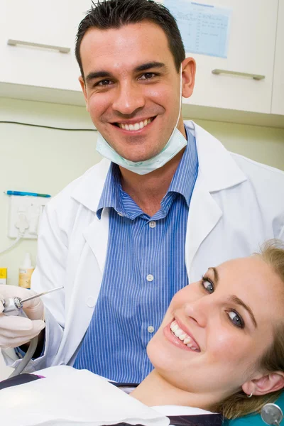 Ευτυχισμένος οδοντίατρος και ασθενή σε οδοντίατρο του γραφείου — Φωτογραφία Αρχείου