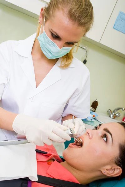 Οδοντίατρος εργάζεται για οδοντιατρική λειτουργία του ασθενούς — Φωτογραφία Αρχείου