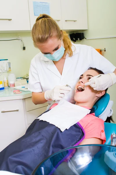 Operação dentária em consultório odontológico — Fotografia de Stock