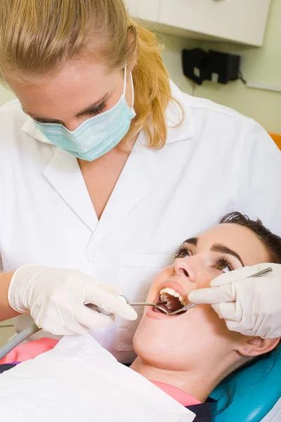 Jovem dentista feliz e paciente — Fotografia de Stock