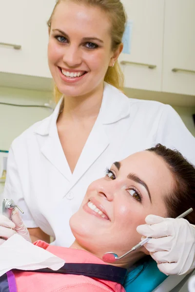Giovane dentista felice e paziente — Foto Stock