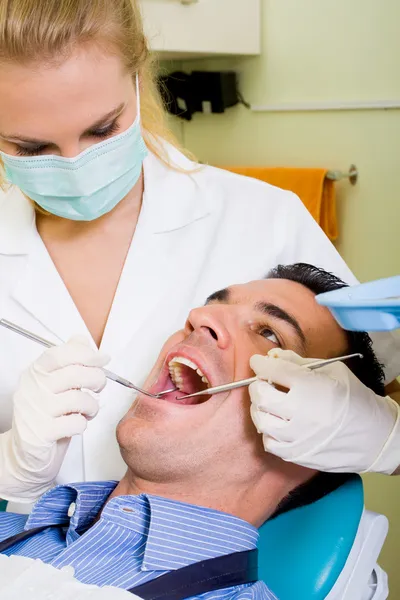 Jonge man bezoekende vrouwelijke tandarts — Stockfoto