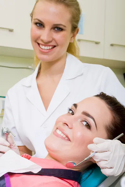 Junger, glücklicher Zahnarzt und Patient Stockfoto