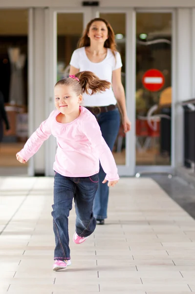 Menina correndo na frente mãe — Fotografia de Stock
