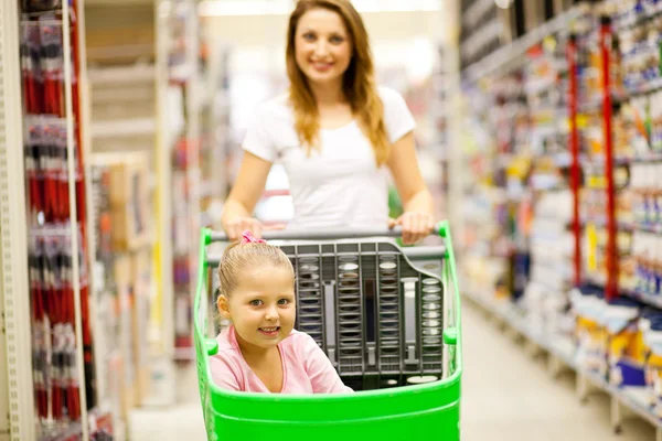 Mãe e filha no shopping — Fotografia de Stock