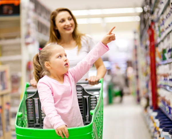 Mãe e filha no supermercado — Fotografia de Stock