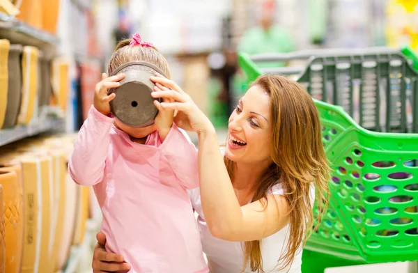 Мать и дочь в супермаркете — стоковое фото