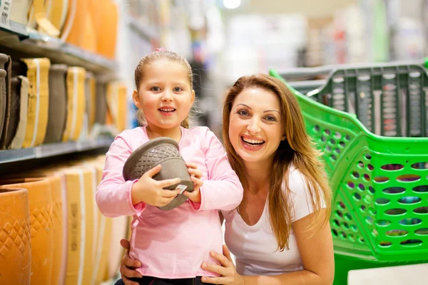 Mor och dotter i köpcentrum — Stockfoto