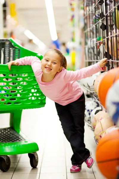 Süpermarket, küçük kız — Stok fotoğraf
