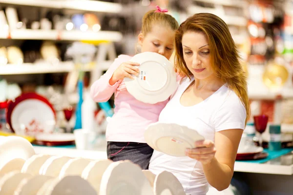Mother and daughter shopping — Stock Photo, Image