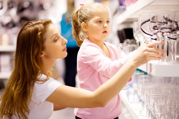 Mother and daughter shopping — Stock Photo, Image