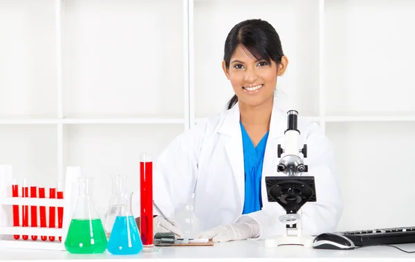 Investigador científico en laboratorio — Foto de Stock